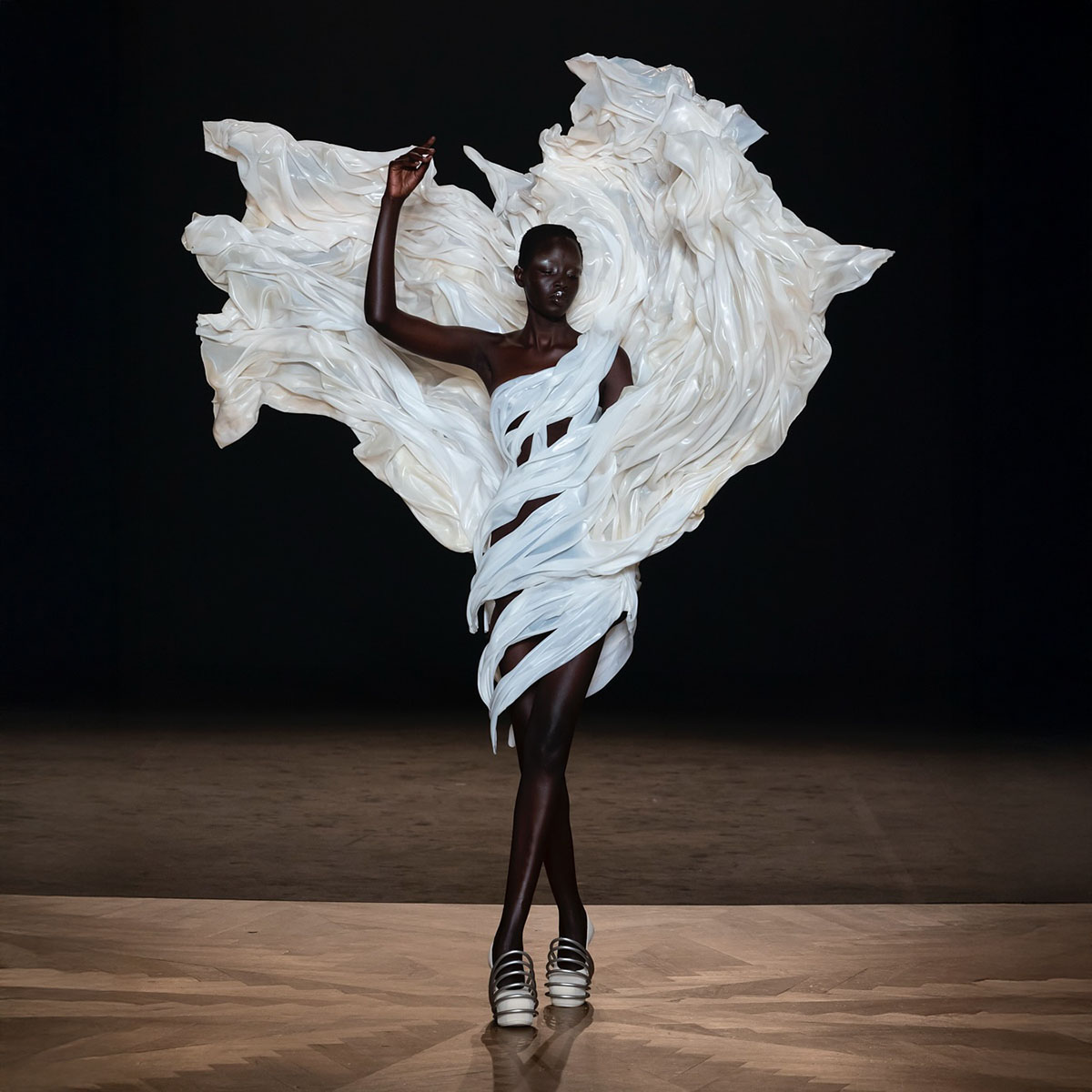 iris van herpen-1 (5)