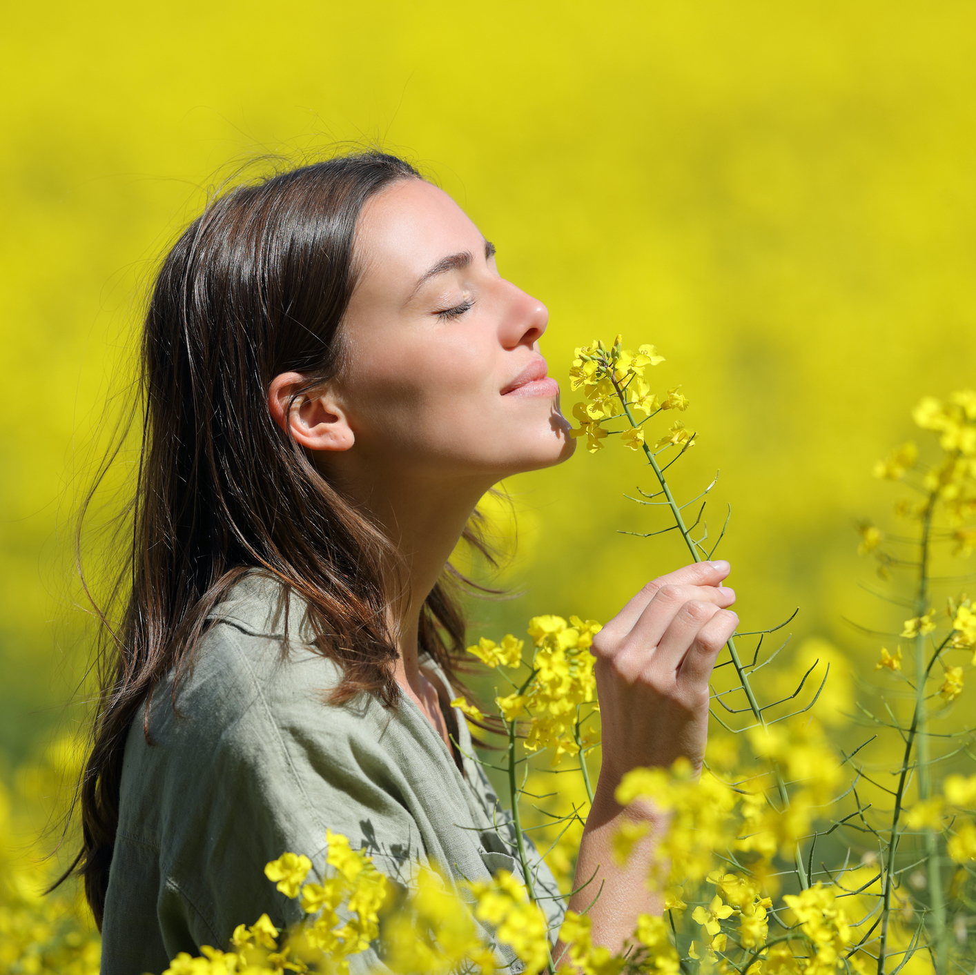 kalokairina aromata koritsi stin eksoxi me louloudia