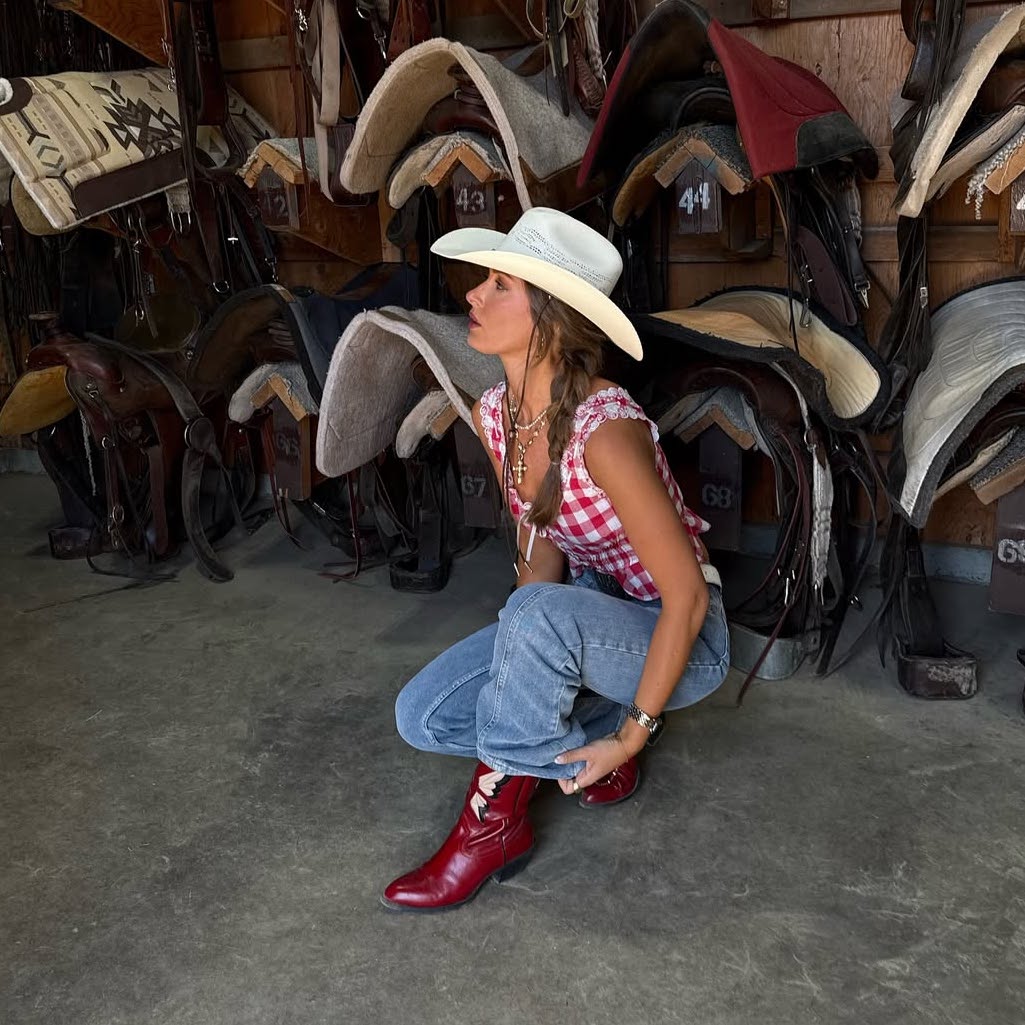 Jeans + Cowboy boots: Πώς να φορέσετε το καλοκαιρινό trend