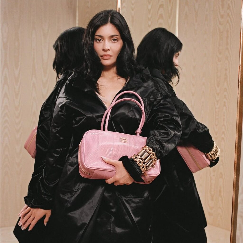 Η Kylie Jenner πρωταγωνιστεί για πρώτη φορά σε καμπάνια του οίκου Miu Miu