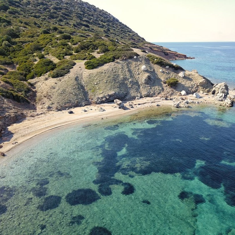 Ποιο είναι το άγνωστο νησί με τη φωτεινή σπηλιά δίπλα στην Ανάβυσσο;