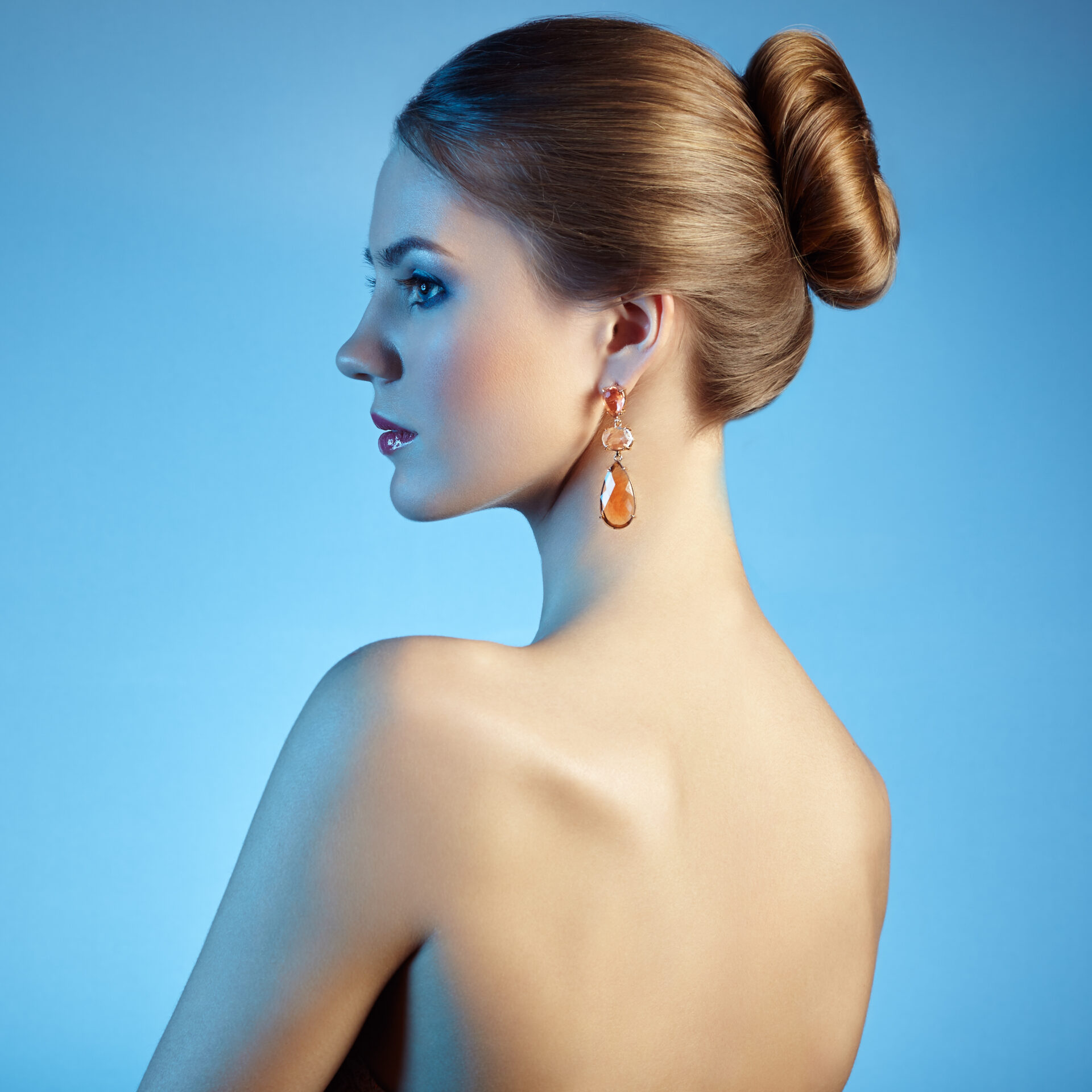 plati portrait-of-beautiful-sensual-woman-with-elegant-hair