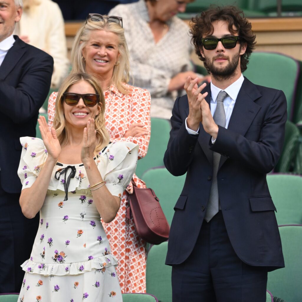 Η Sienna Miller σκοράρει στο στιλ με floral