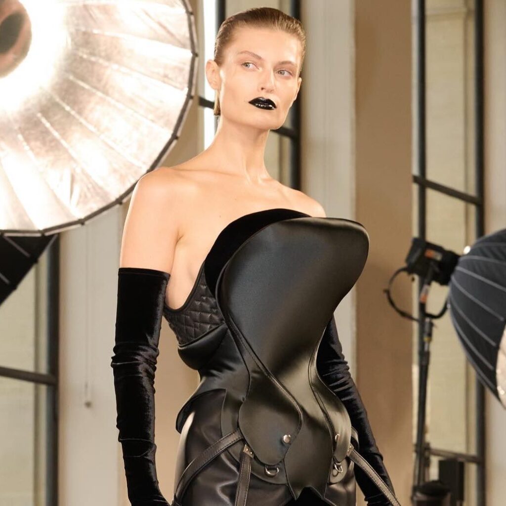 Sleek hair: Από τον οίκο Schiaparelli στα trends της επόμενης χρονιάς