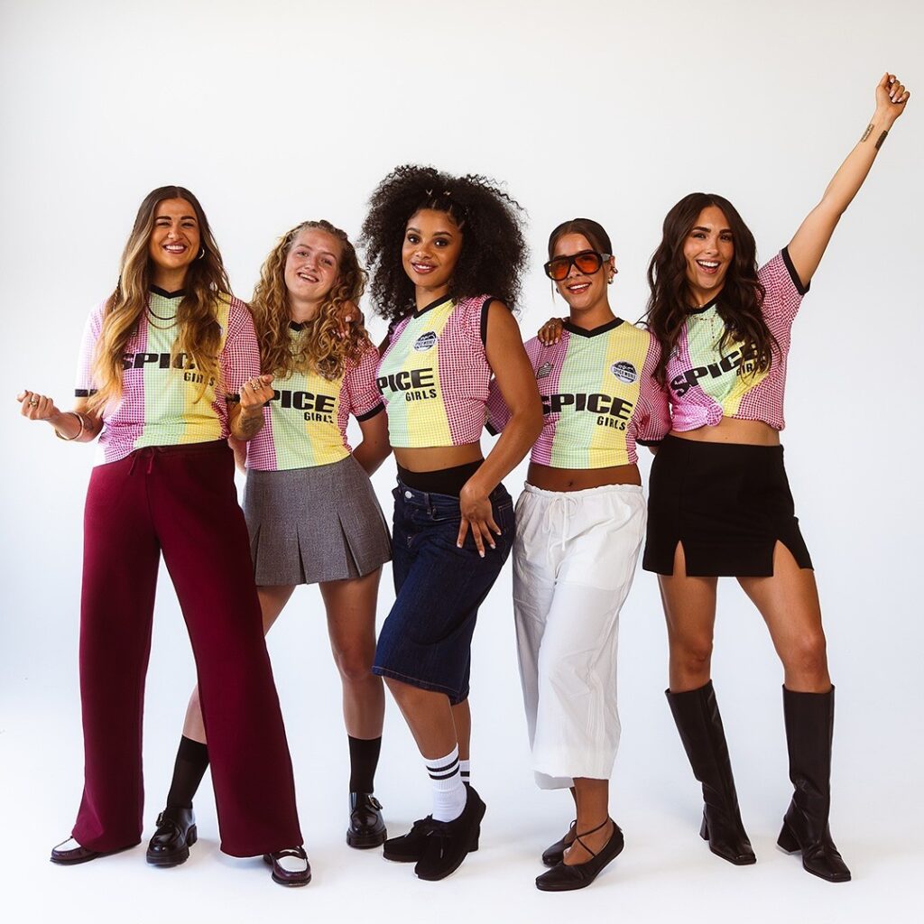 Spice Girls x Admiral: Η απόλυτη επιστροφή στη μόδα με ρετρό ποδοσφαιρική φανέλα