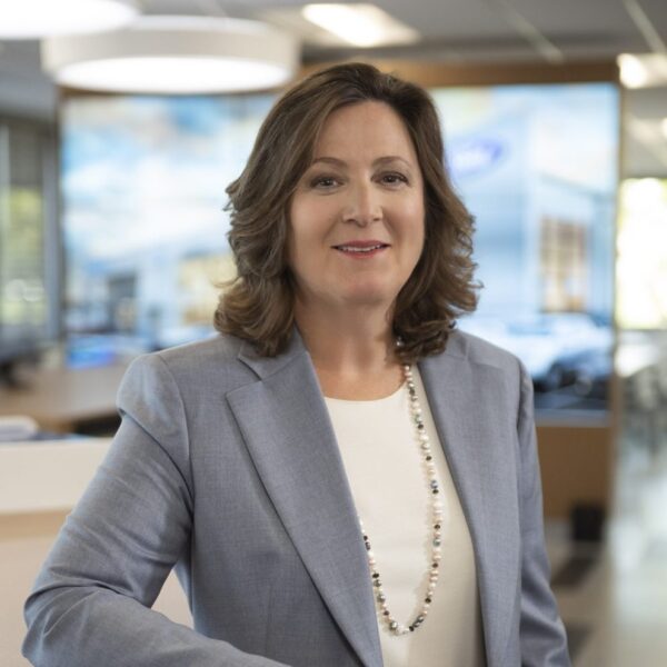 Elena Anne Niarchos Ford: Η κόρη του Νιάρχου και της Ford χτυπάει κάρτα στο γραφείο της