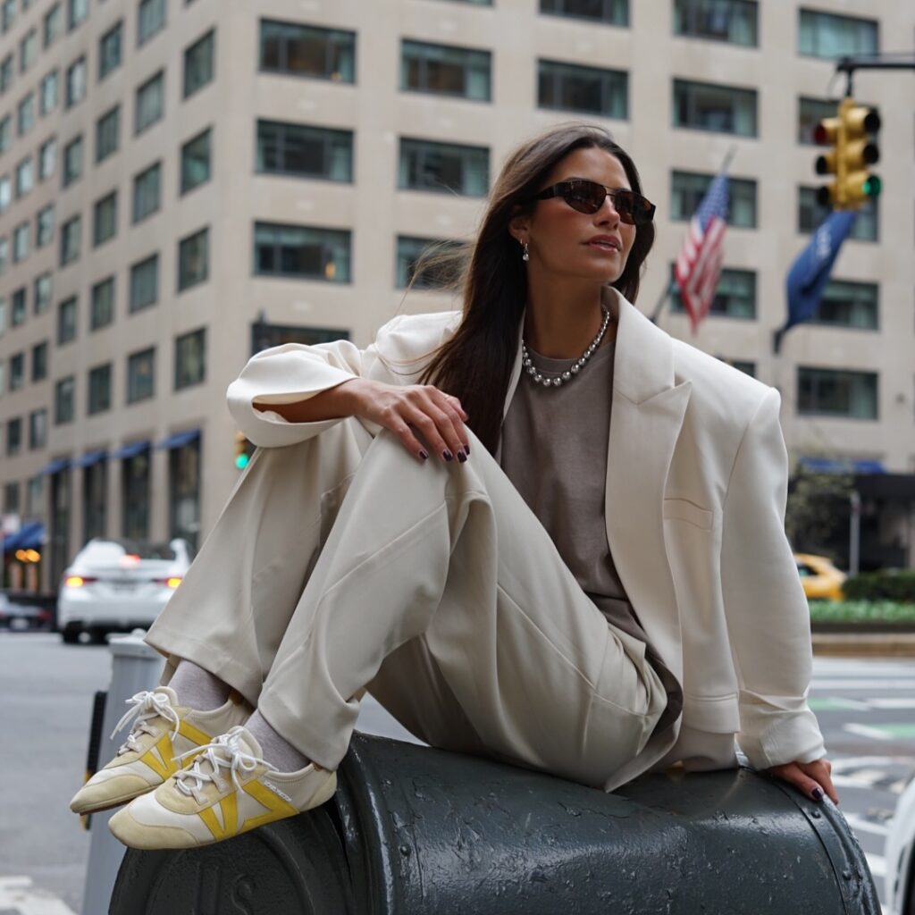 Trends 2025: Οι μοντέρνες μπαλαρίνες του street style φορούν sneakerinas και το φθινόπωρο