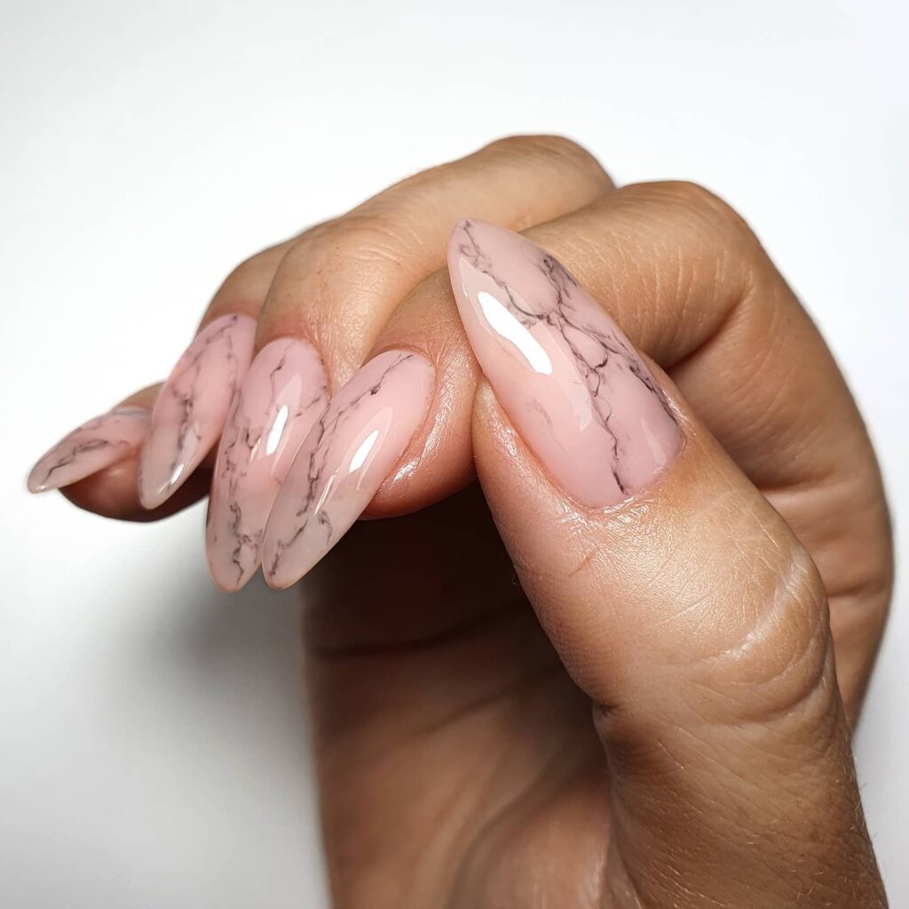 Black marble nails: Το viral μανικιούρ με dark αισθητική