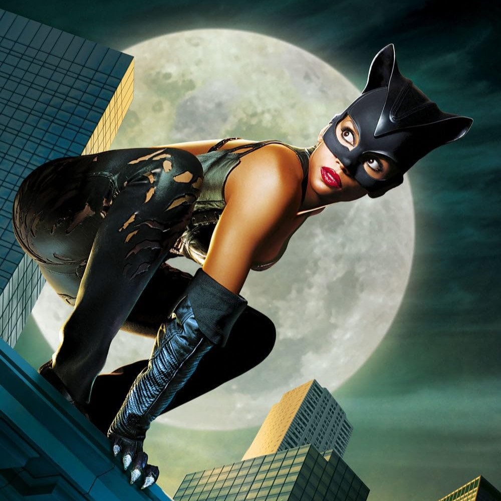 Η Catwoman με ηλεκτρική σκούπα;