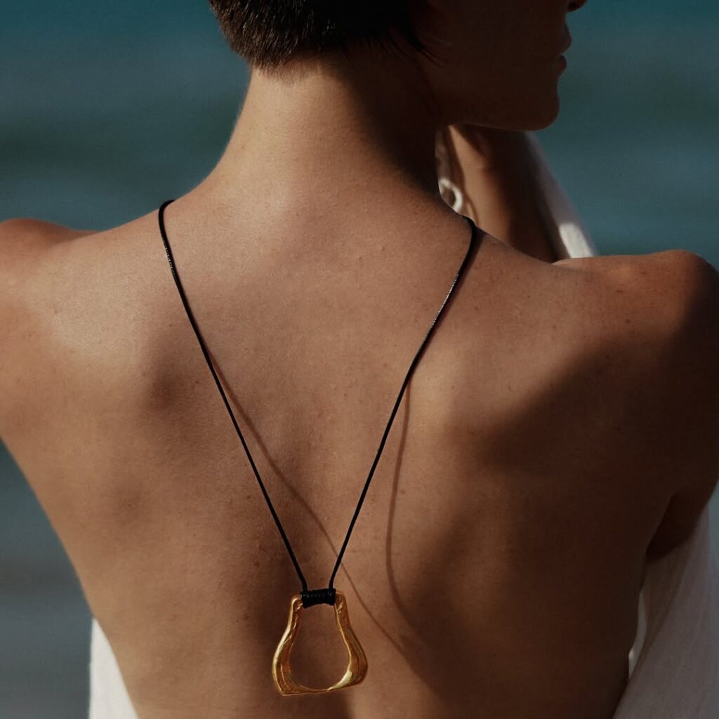 Cord necklaces: Το δυνατό comeback από τα ’90s