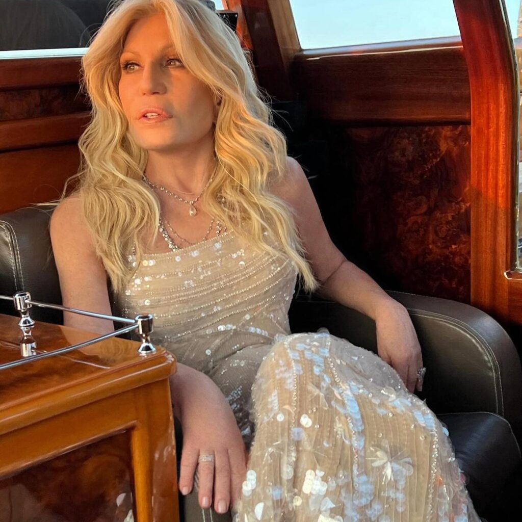 Αγνώριστη η Donatella Versace σε νέα φωτογραφία