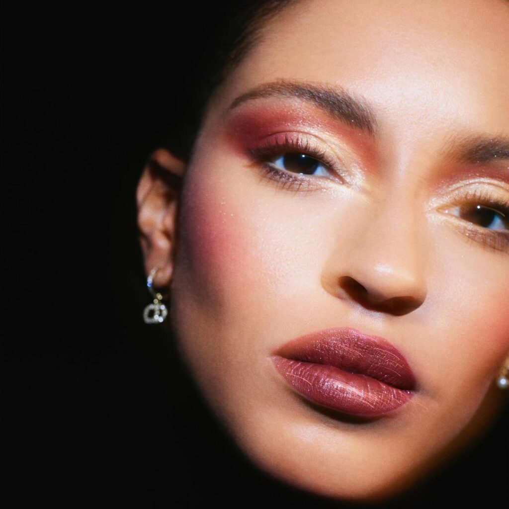 Glitter lipstick: 3 προτάσεις για να φορέσετε το viral lipstick trend