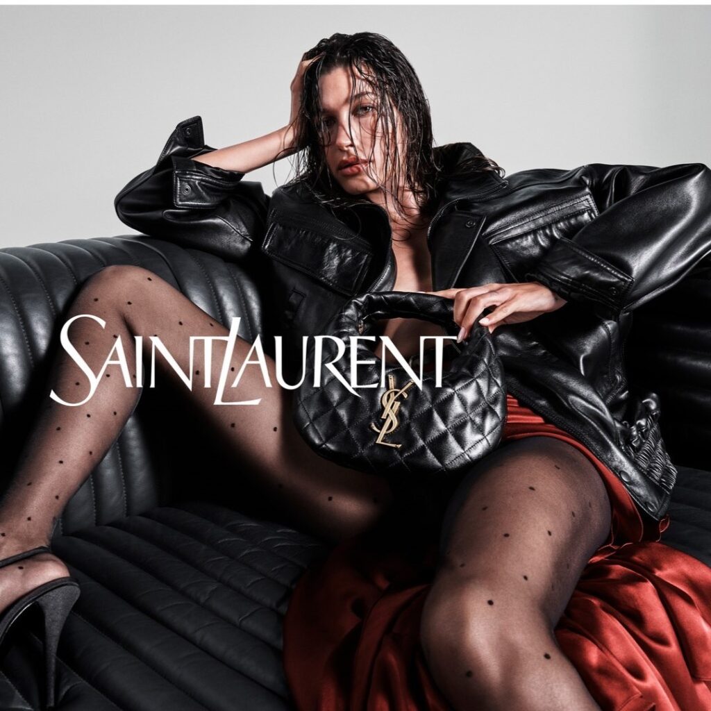 Η Hailey Bieber σε τολμηρές πόζες για τον Saint Laurent