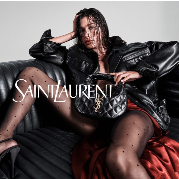 Η Hailey Bieber σε τολμηρές πόζες για τον Saint Laurent