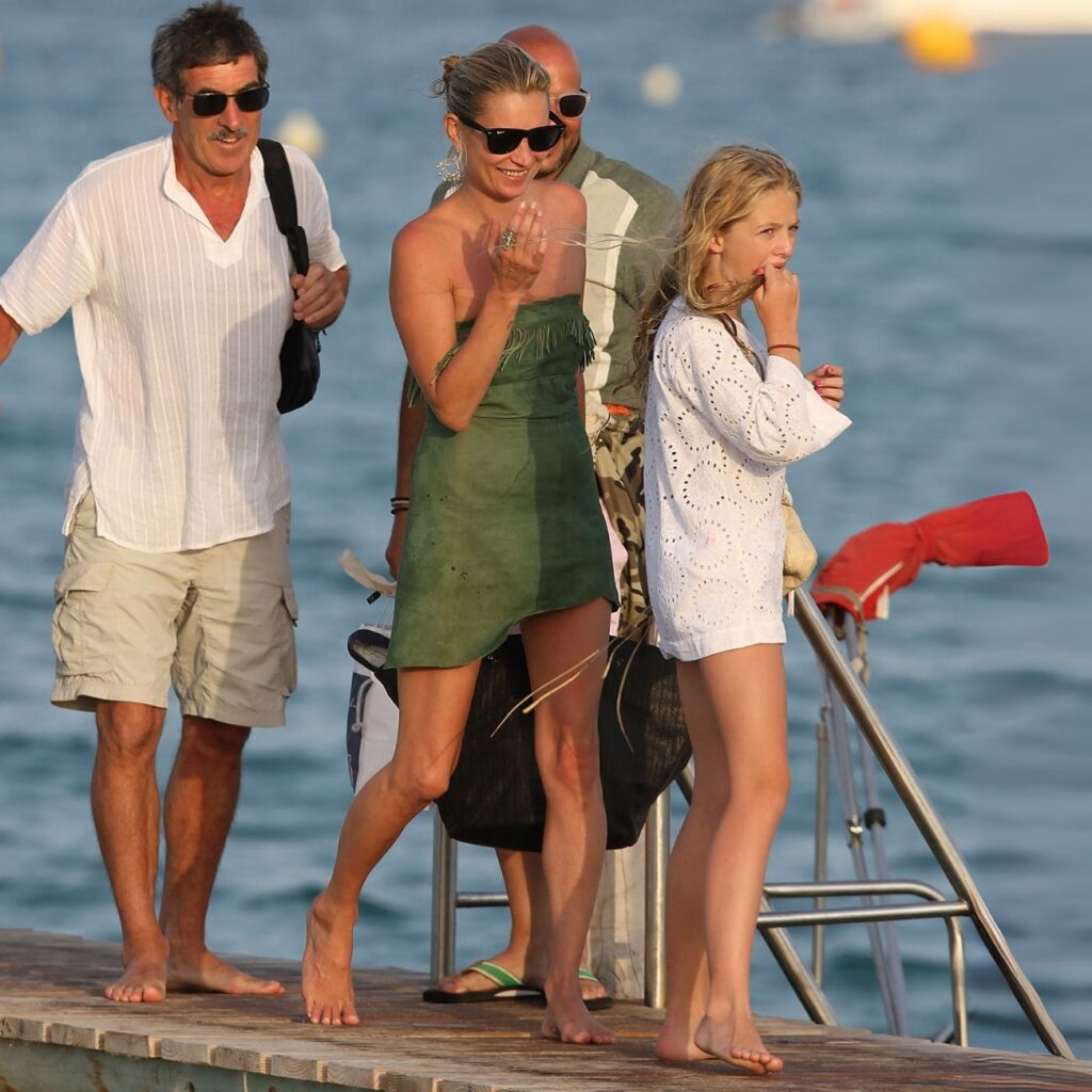 Η Kate Moss στην παραλία με τσάντα που δε φαντάζεστε