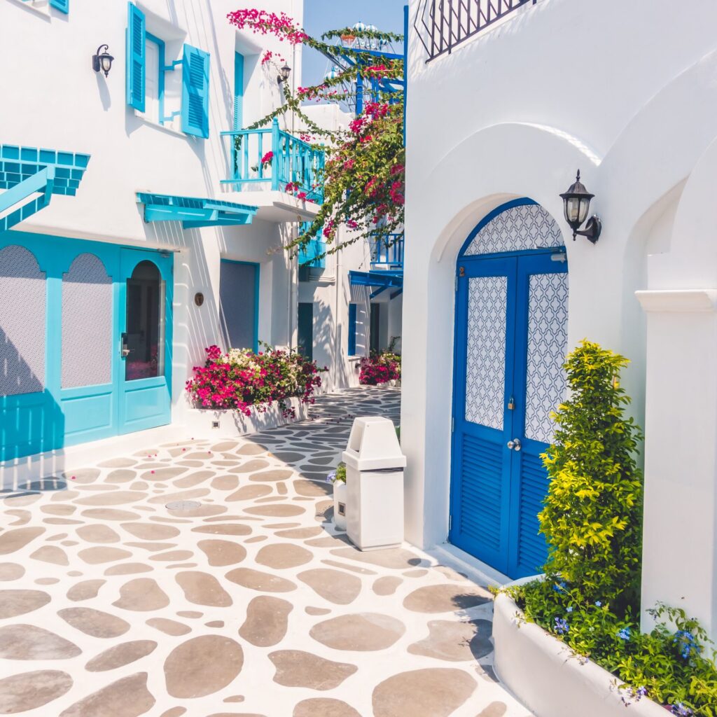 Γιατί τα κυκλαδίτικα σπίτια είναι άσπρα με μπλε; Οι λόγοι θα σας εκπλήξουν
