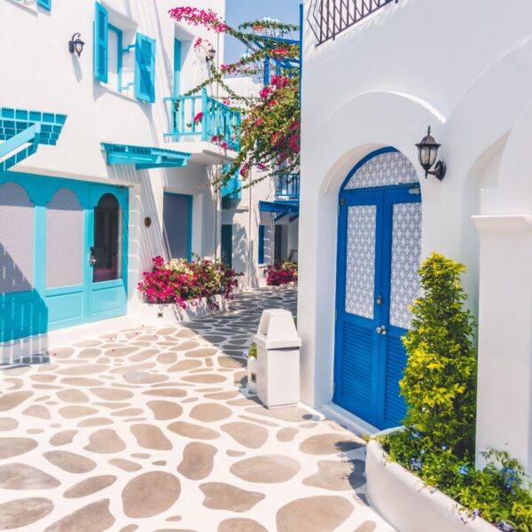 Γιατί τα κυκλαδίτικα σπίτια είναι άσπρα με μπλε; Οι λόγοι θα σας εκπλήξουν