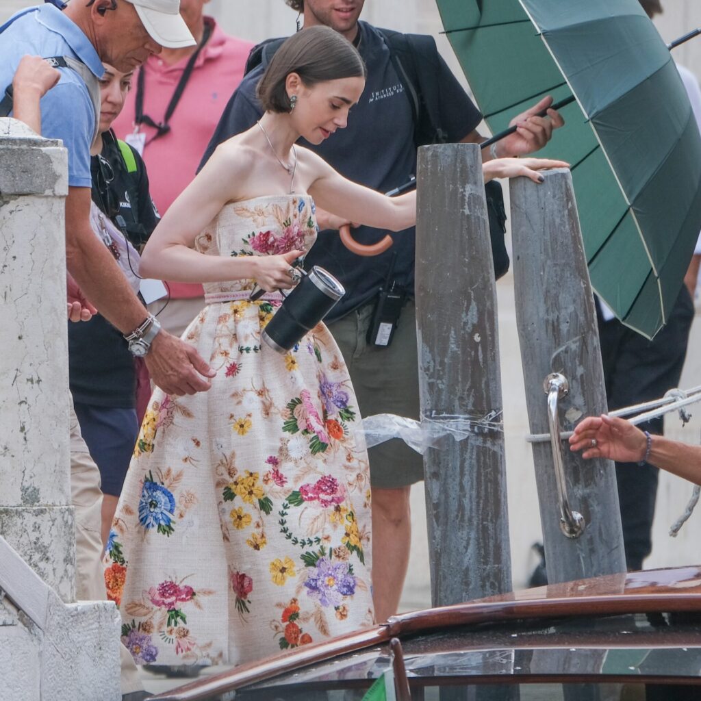 Emily in Venice: Η Lily Collins με Mary Katrantzou