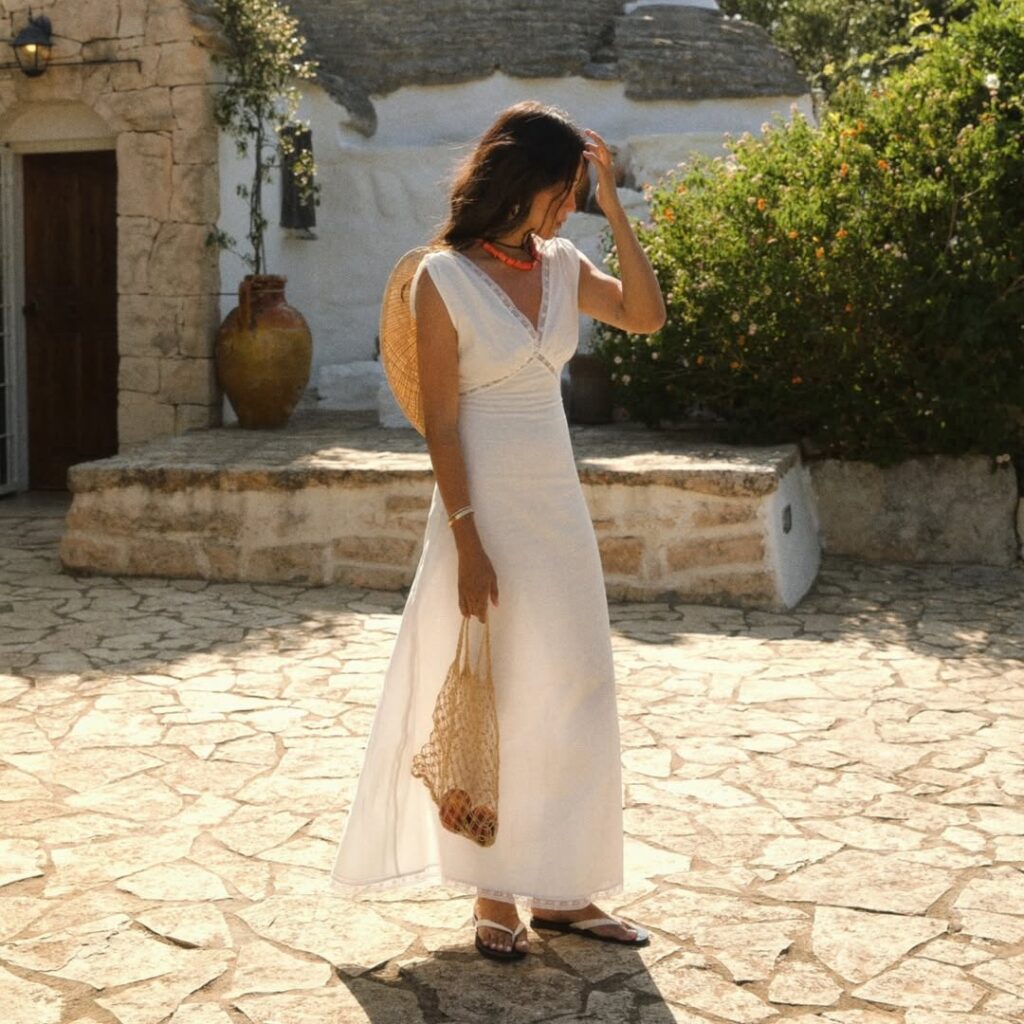 Μάξι φόρεμα + Φλατ παπούτσια: Το απόλυτο καλοκαιρινό ντύσιμο