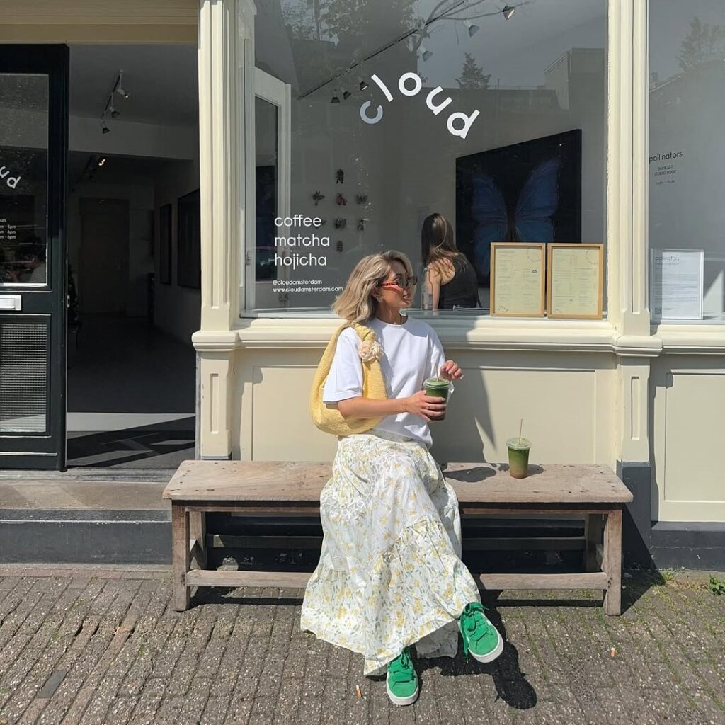 Maxi φούστες & sneakers: Ο απόλυτος καλοκαιρινός συνδυασμός