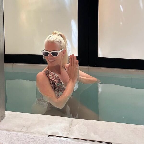 Claudia Schiffer: Το μπάνιο σε παγωμένο νερό κάνει καλό στην υγεία τελικά;