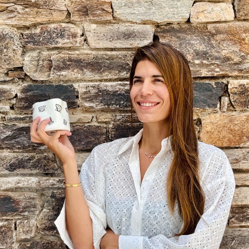 Η Rhea Kalo προτιμά να την αποκαλούν κεραμίστρια από πάμπλουτη κληρονόμο