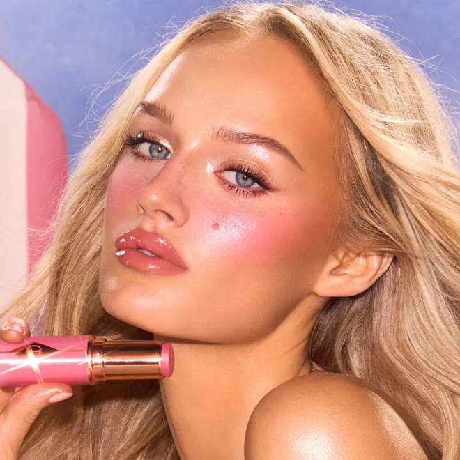 Ρουζ: Πώς να συνδυάσετε cream και powder blush για λάμψη διαρκείας