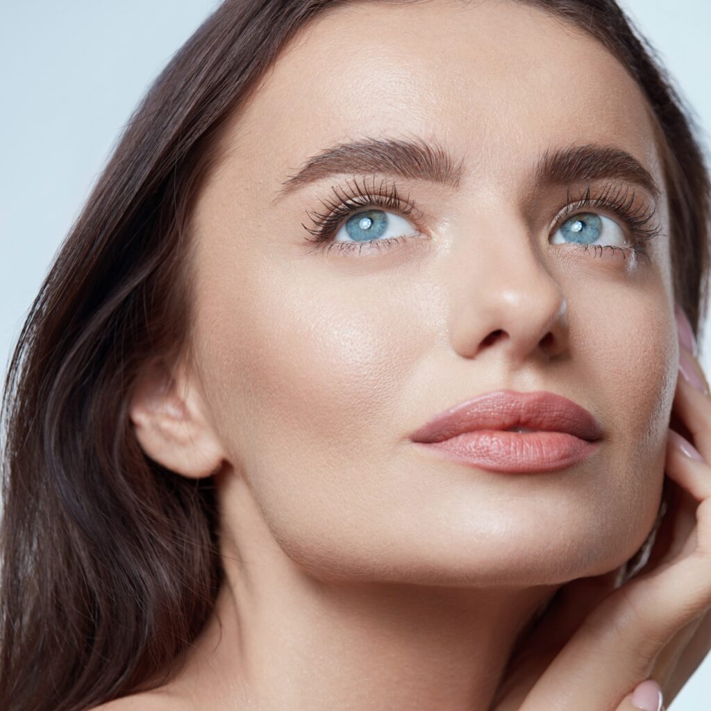 Φθινοπωρινό skincare: 5 προϊόντα που κρατάμε από το καλοκαιρινό νεσεσέρ