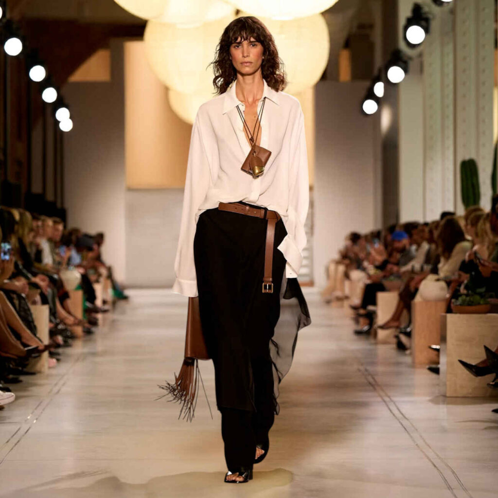 Ο Michael Kors θέλει να φορέσετε το πορτοφόλι σας σαν κολιέ | Θα το τολμήσετε;