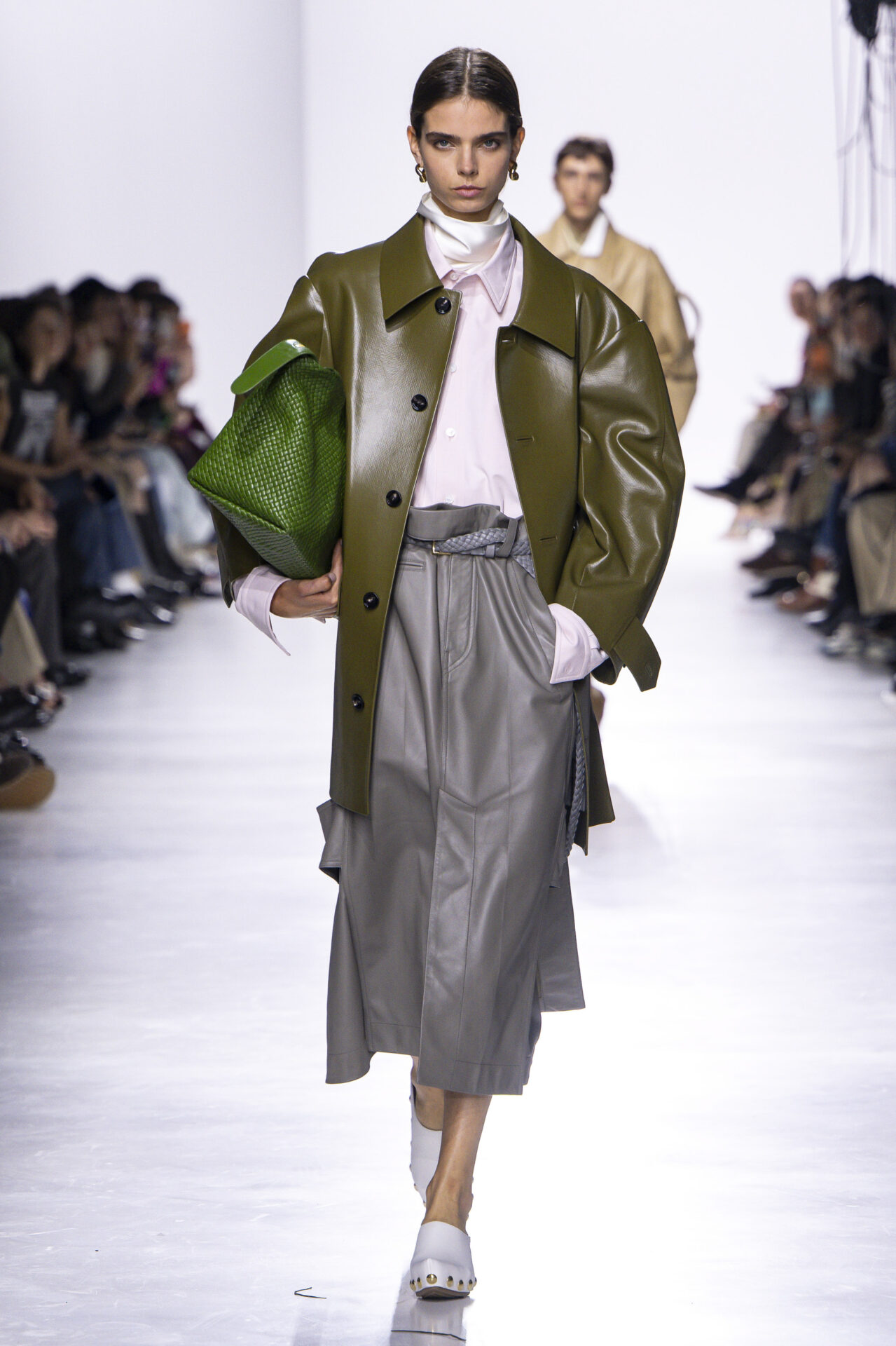  A model walks the runway during the Bottega Veneta Ready to Wear Spring/Summer 2026 fashion show as part of the Milan Fashion Week on September 27, 2025 in Milan, Italy. 