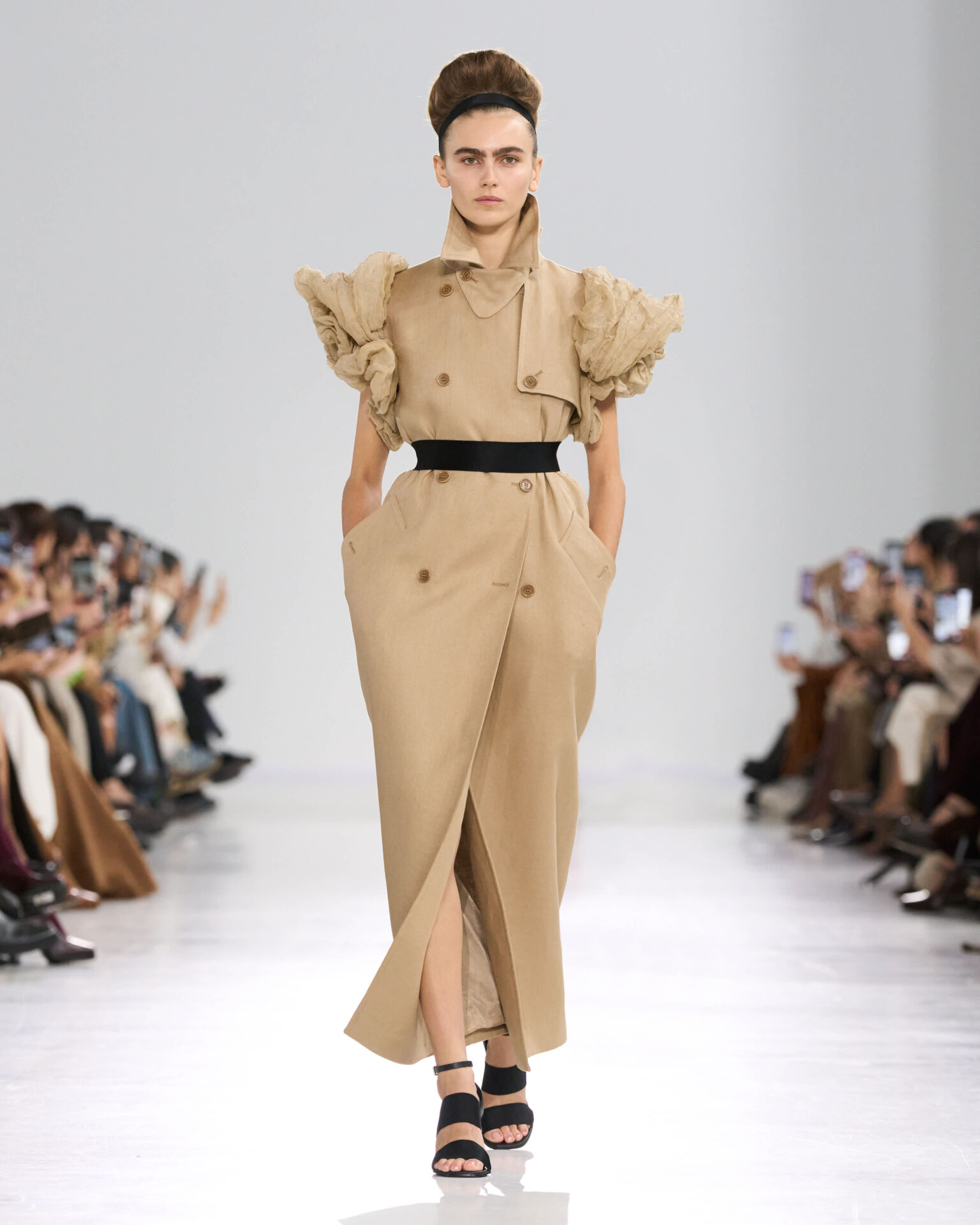 LOOK ΑΠΟ ΤΗΝ ΕΠΙΔΕΙΞΗ ΤΗΣ MAX MARA ΑΝΟΙΞΗ-ΚΑΛΟΚΑΙΡΙ 2026