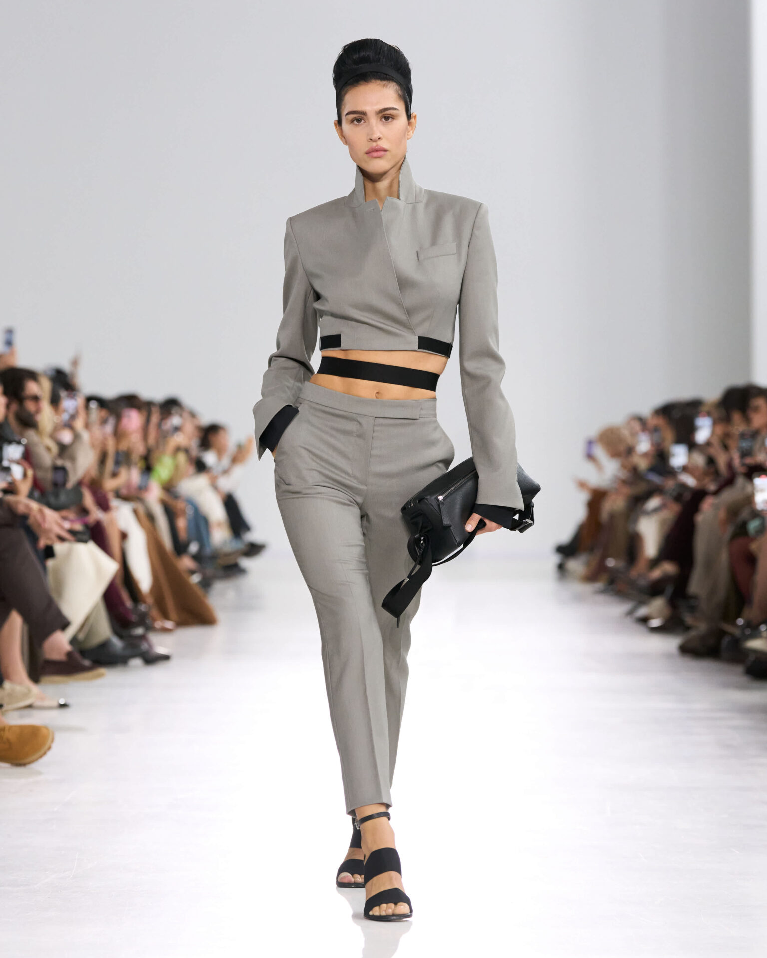 LOOK ΑΠΟ ΤΗΝ ΕΠΙΔΕΙΞΗ ΤΗΣ MAX MARA ΑΝΟΙΞΗ-ΚΑΛΟΚΑΙΡΙ 2026
