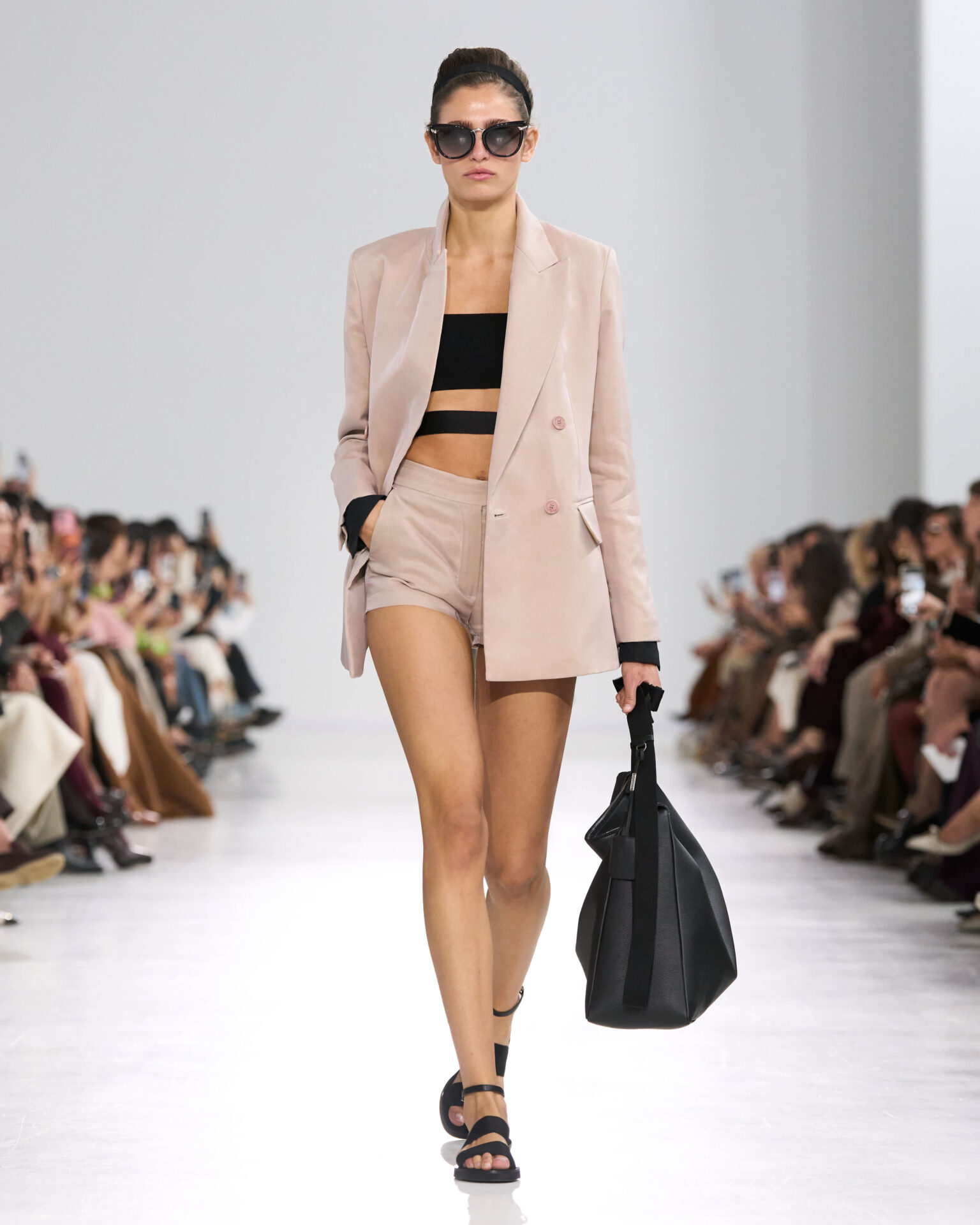 LOOK ΑΠΟ ΤΗΝ ΕΠΙΔΕΙΞΗ ΤΗΣ MAX MARA ΑΝΟΙΞΗ-ΚΑΛΟΚΑΙΡΙ 2026