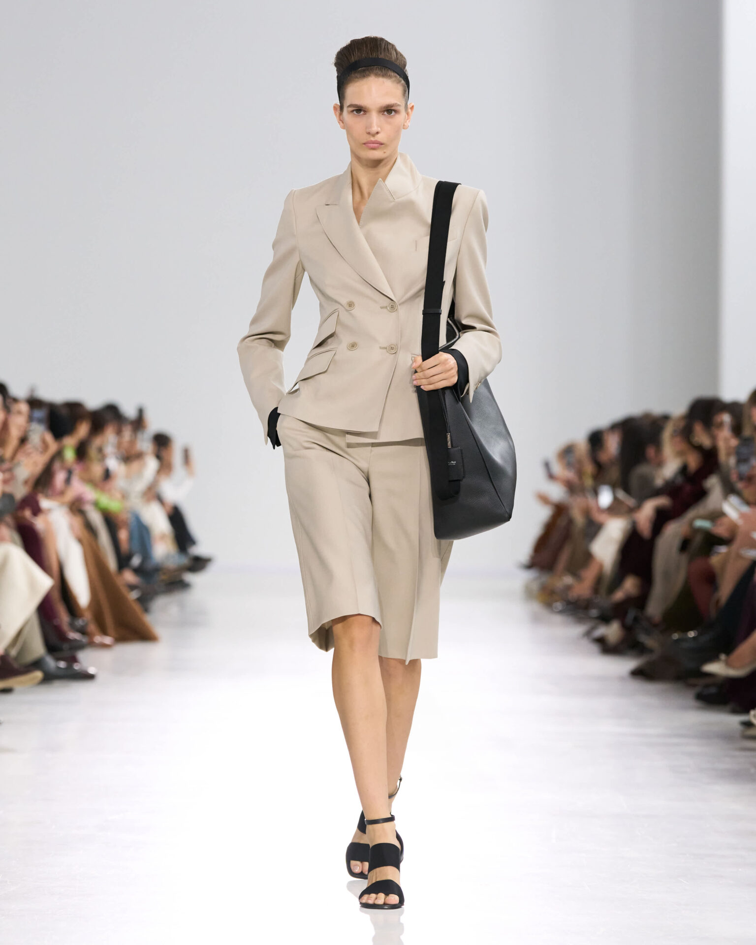 LOOK ΑΠΟ ΤΗΝ ΕΠΙΔΕΙΞΗ ΤΗΣ MAX MARA ΑΝΟΙΞΗ-ΚΑΛΟΚΑΙΡΙ 2026