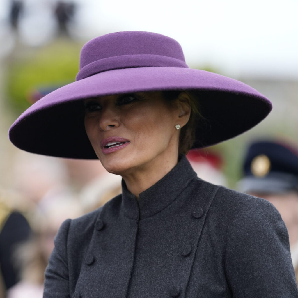 Το καπέλο της Melania Trump: Oops! She did it again