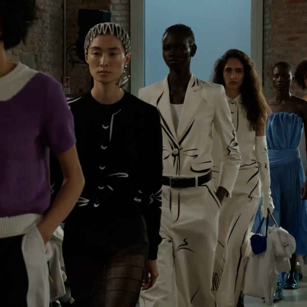 Moschino: Βιώσιμη μόδα από το “τίποτα”
