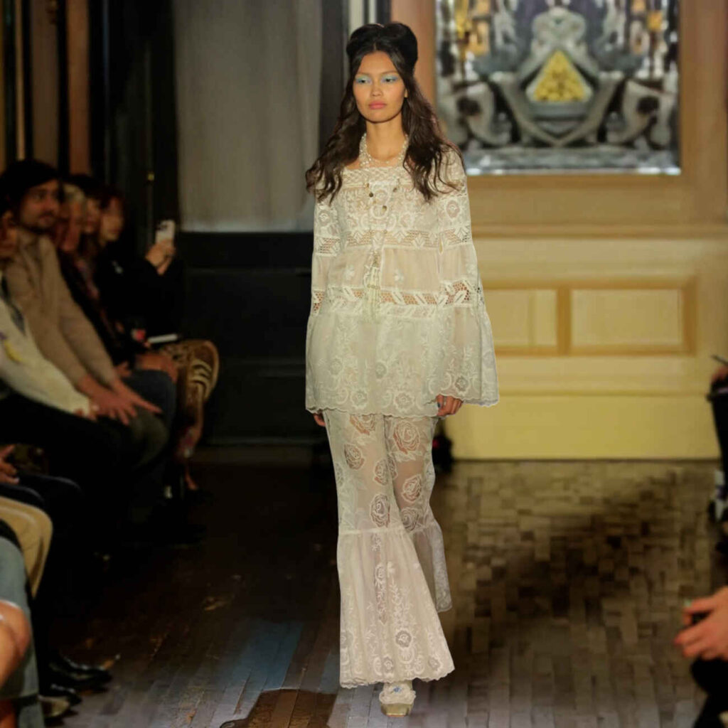 Anna Sui SS 2026 | Boho, 90s και δαντέλα: Πόσο να (τα) αντέξεις πια;