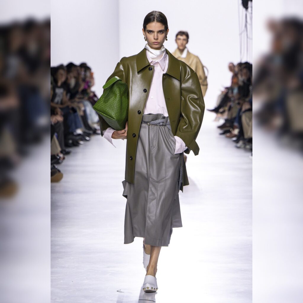 Bottega Veneta SS26: H Louise Trotter “ασπάστηκε” τους κώδικες του οίκου