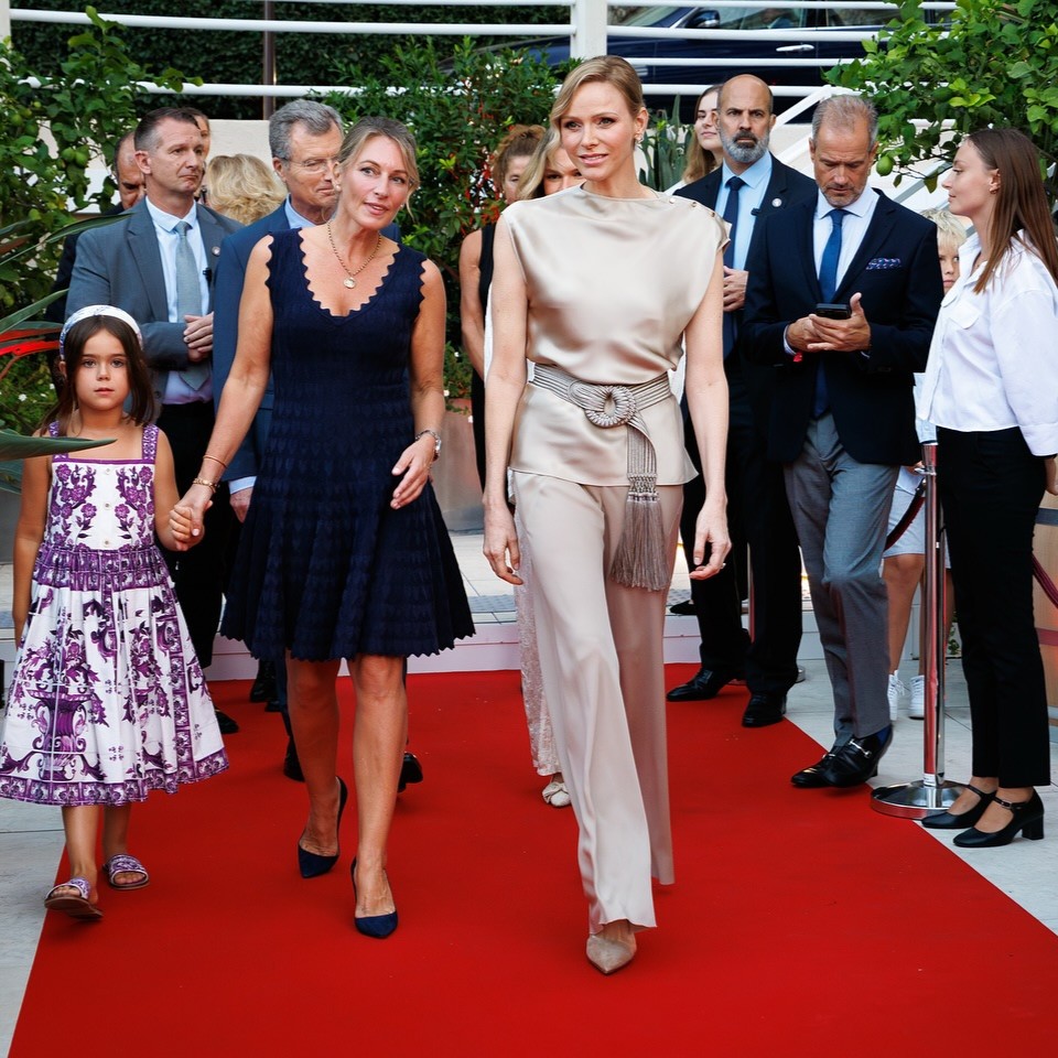 H Πριγκίπισσα Charlene με ολομέταξο σύνολο και διαχρονικό στιλ Armani
