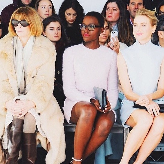 Η Chloe Malle διακρίνεται πίσω από την Anna Wintour (@chloemalle/Instagram)