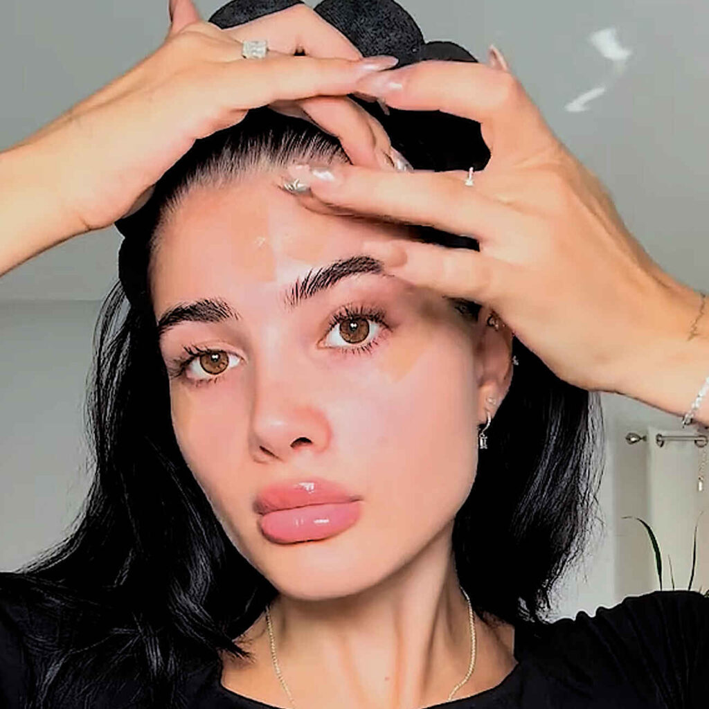 Γιατί όλοι στο TikTok φορούν σελοτέιπ στο πρόσωπο;