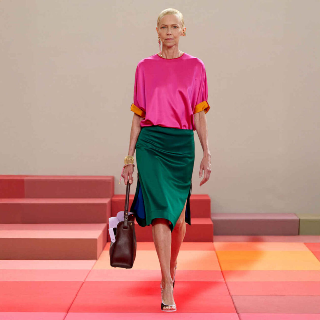 Fendi Spring/Summer 2026: Πώς να φορέσετε τις αδελφές αποχρώσεις ροζ – κόκκινο