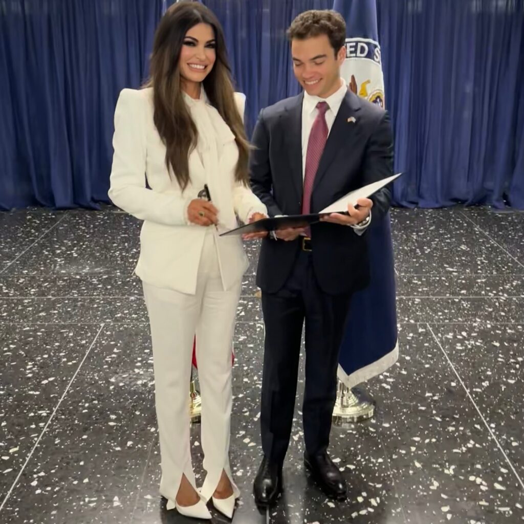 Kimberly Guilfoyle: Ορκίστηκε με λευκό κοστούμι κι ετοιμάζει βαλίτσες για Ελλάδα