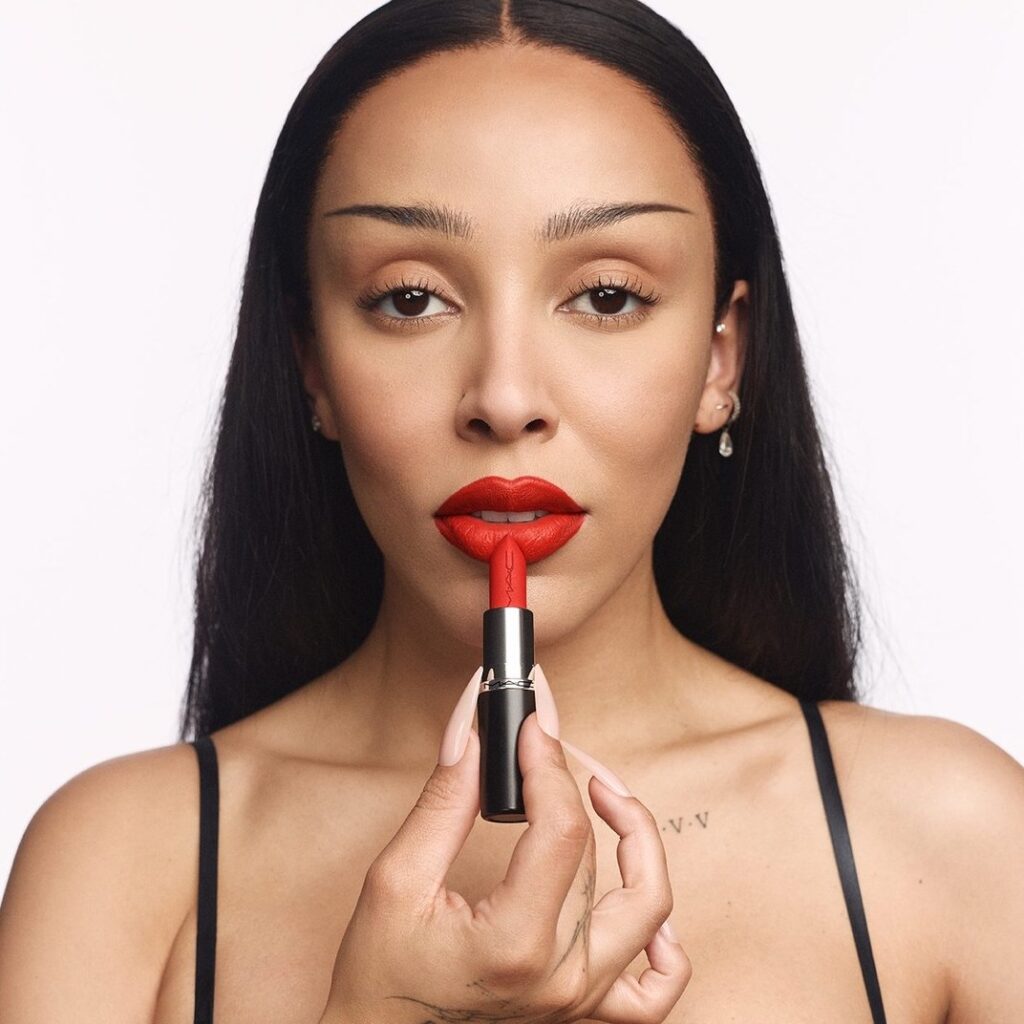 Η μέρα που η Doja Cat έφαγε το MAC κραγιόν της