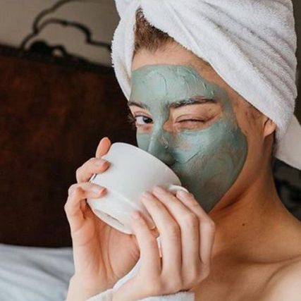 Face mask & scrub: 4 προϊόντα για άμεσα πιο λεία, φωτεινή επιδερμίδα χωρίς μαύρα στίγματα