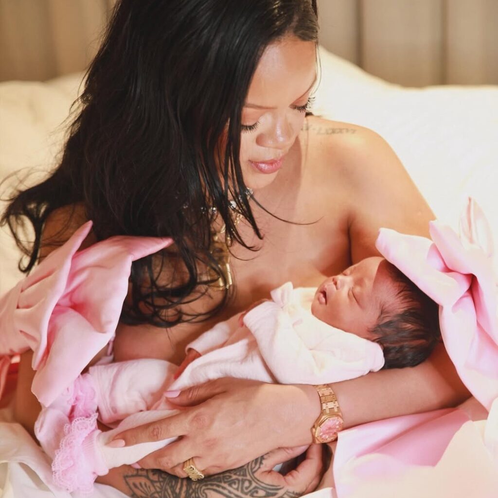 Η Rihanna υποδέχτηκε τη μικρή Rocki με ένα τέλειο κόσμημα! Πόσο κοστίζει;