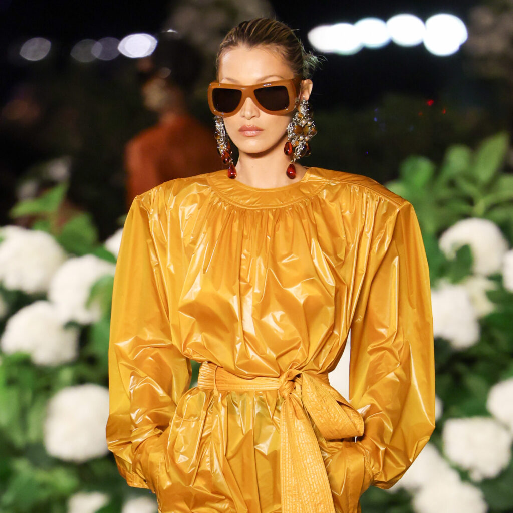 Saint Laurent: Η επιστροφή της Bella Hadid στην πασαρέλα