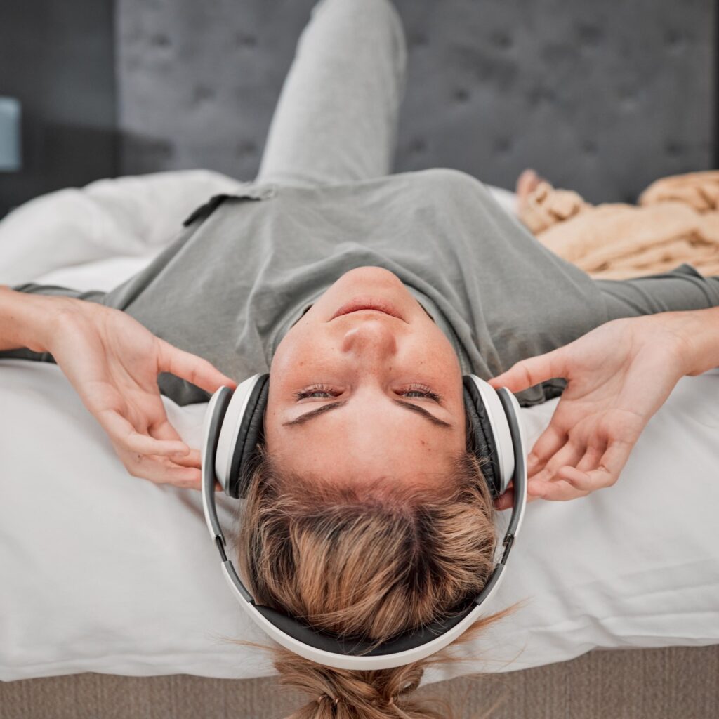 Binaural beats: Ποιοι ήχοι σας βοηθούν να κοιμηθείτε καλύτερα;