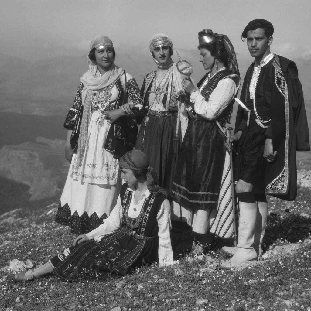 «Ελληνικαί εθνικαί ενδυμασίαι» στο Μουσείο Μπενάκη | Αποκαλυπτική έκθεση για την κοινωνία του Μεσοπολέμου