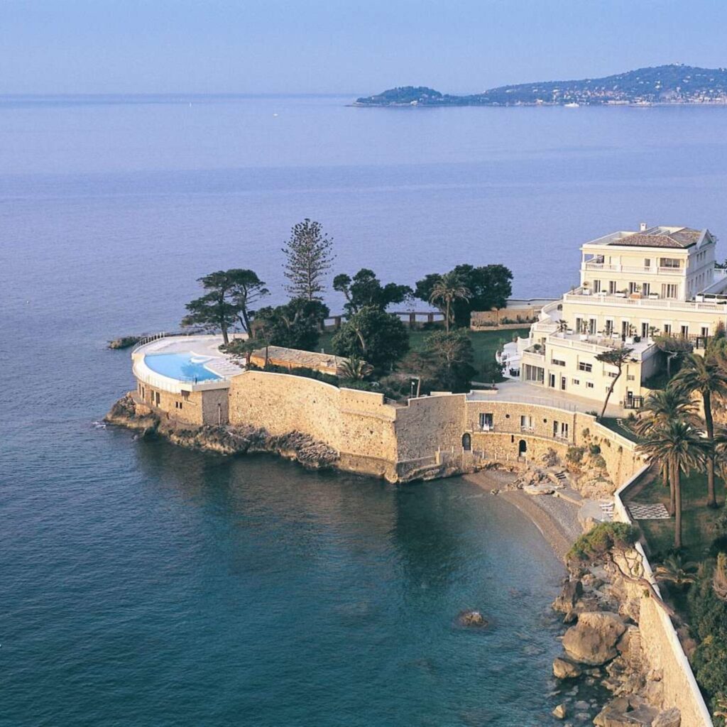 Hotel Cap Estel: Ένα ακόμη διαμάντι στην κολεξιόν του Bernard Arnault